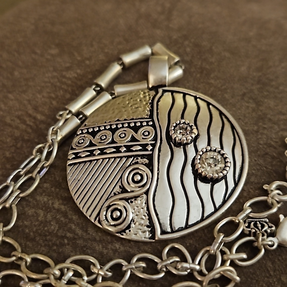 PREMIER DESIGNS New Seasons Reversible Abstract Circle Pendant Jewelry Set - Picture 4 of 9